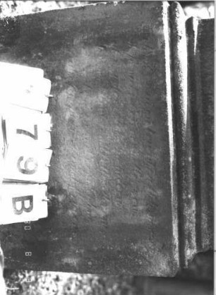 Grabstein 179 (Index: 99787461) Material: Sandstein Zustand: sehr stark verwittert am Giebel, stärker verwittert am Sockel mit Textverlust Maße HxBxT: 168x64x19 cm Besonderheit: Schrift vergoldet: Grabstein 179B