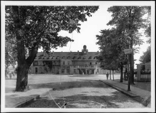 Lyck (Elk/Polen). Gebäude mit Turm und Turmuhr. Wegschild nach Kallinowen und Sentken