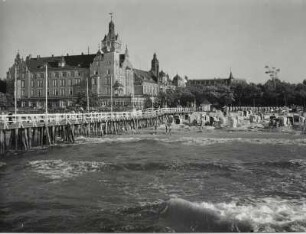 Kolberg, Hotel Strandschloss : Kolberg (Kolobrzeg/Polen). Hotel Strandschloß, Kurhaus. Ansicht von Nordwesten über den Anlegesteg