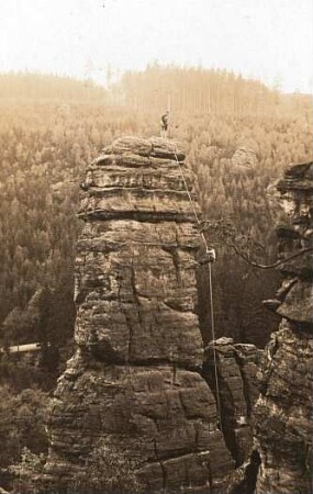 Sächsische Schweiz, Bielatal. Schiefer Turm. Abseile am Pfeiler des Alten Weges