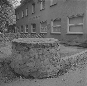 Glauchau, Brunnenanlage am Forsthaus, Straßenansicht