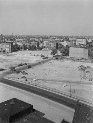 180° Panorama, Bild 4 von 11. Blick von der Hansa-Schule über das Baugelände der Interbau 57 Richtung Wohnhaus Giraffe. Berlin-Hansaviertel, Altonaer Straße