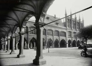 Lübeck, Rathaus : Lübeck. Langes Haus und Kriegsstubenbau. Blick aus Rathausarkaden