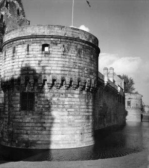 Nantes. Schloss (Baubeginn 1201/1300, Erweiterung 1351/1400). Teilansicht mit Schloßgraben