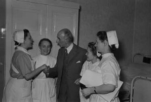 Reportage aus dem jüdischen Krankenhaus : Krankenschwestern mit einem Patienten