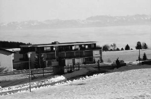 Höchenschwand: Ort und Straße mit Alpenpanorama