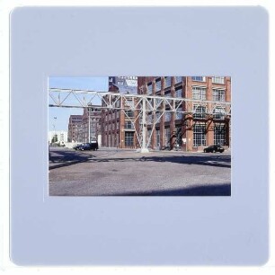 Berlin, AEG-Fabriken am Humboldthain : Innenhof mit Blick auf AEG Fabrik für Bahnmaterial