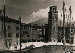 Riva des Garda. Ansicht des Hafens und des Torre Apponale, des Uhrturms ( erbaut 13. -16. Jh.)