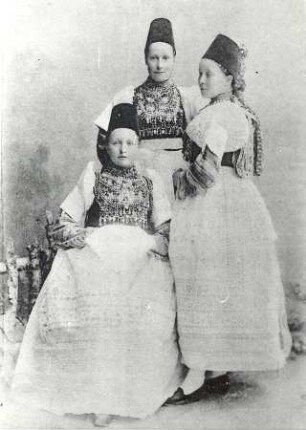 Brautjungfern aus Hoyerswerda : Kleidung - Hoyerswerdaer Tracht. Brautjungfern (družki) aus Hoyerswerda.