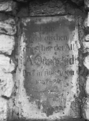 Geologen Denkmal : Das Denkmal des Geologen Friedrich August Quenstedt (1809-1889) auf dem Roßberg