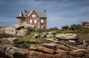 Frankreich. Bretagne. Cotes d Armor. Cote Granit Rose. Ploumanach. Naturpark. Haus am Leuchtturm
