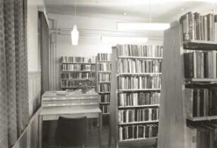 Riesa. Kreisbibliothek. Innenansicht mit Bücherregalen und Katalogschrank