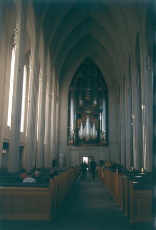 Reykjavik. Hallgrims-Kirche (Hallgrímskirkja) (1937/1943, Weihe 1986; G. Samúelsson). Blick durch das Langhaus zur Orgel (1992; Johannes Klais Orgelbau)
