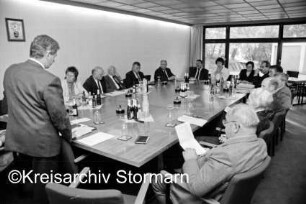 Amtsausschusssitzung: Amtshaus: vorn Amtsvorsteher und Westerauer Bürgermeister Heinrich Blunck: am Tisch Amtsbürgermeister und Stellvertreter mit Erstem Stellvertreter und Hamberger Bürgermeister Gerd Dunker und Zweiter Stellvertreterin und Klein Wesenberger Bürgermeisterin Brigitta Rothfuß: 15. Mai 1990