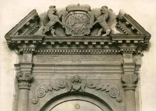 Kirche: Portal mit Wappen und Bauinschrift, 1712