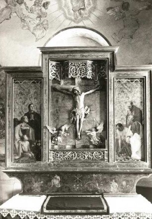 Vellahn-Marsow. Kirche. Altaraufsatz mit Kruzifix und zwei Engeln (A. 16. Jh.) und übermalten Seiten (1912)