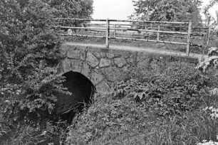 Mollhagen: Viehkatenstraße: "Dänenbrücke" über den Viehbach: Seitenansicht: auf Schlussstein Inschrift "Anno 1810", oben Geländer