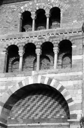 Trier: Romanische Bögen an der Domfassade