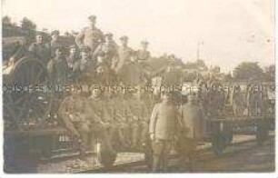 Soldatengruppe auf Güterwagen mit Kanonen