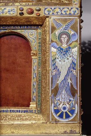Schrein des heiligen Maurinus — 1. Längsseite (nördlich) — Eckpfosten: Cherubin als Hexapteros auf einem Rad