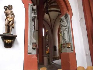 Stadtkirche-Langhaus Innen - Eingang zur Rienecker Kapelle mit zwei Epitaphien (Voite von Rieneck) mit vollplastischen Steinmetzfiguren sowie Umschrift und Wappen in Übersicht
