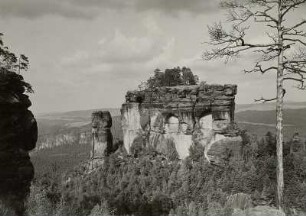 Sächsische Schweiz. Vorderes Raubschloss (“Frienstein") im Schrammsteingebiet. Links der Raubschlosswächter. Blick von Südwesten