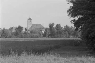 Blick auf das Dorf und die Kirche von Purschwitz : Pohlad na cyrkej a wjes Poršicy.