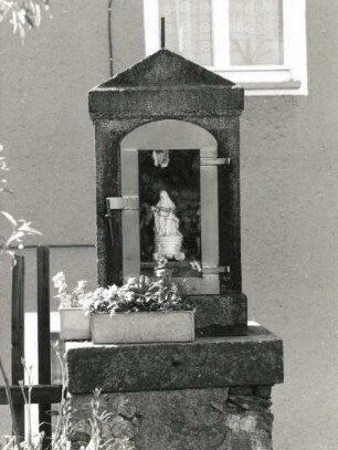 Bildstock mit Pietá in Nische : Bildstock mit Pietá in Nische. Granit (wohl um 1850). Panschwitz-Kuckau, Kunigundenberg (bei Nummer 12)
