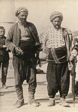 Zwei Männer mit Turban : Rumänien, Dobrudscha. Zwei türkisch gekleidete Männer auf einem Donaudampfer