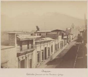 Calle de San Francisco in Arequipa mit Blick auf das Chachani-Gebirge