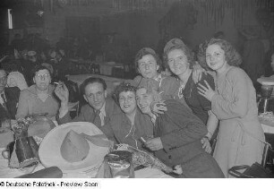 Gruppenporträt von Gästen