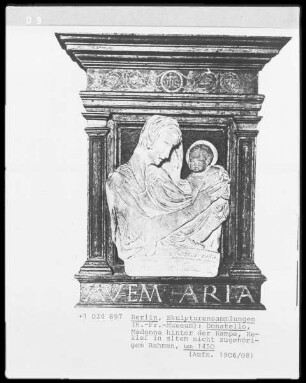 Madonna hinter der Rampe (Relief im alten nicht zugehörigem Rahmen)