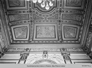 Stuckdecke mit eingefügten Reliefs im Ballsaal des Palazzo Favard