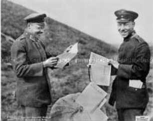 Deutsche Soldaten mit französischen Propagandazeitschriften