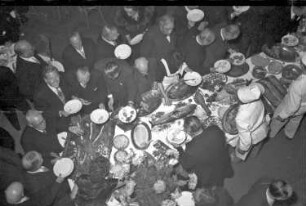 Lörrach: kaltes Buffet im Gasthaus Hirschen; von oben; mit Gästen