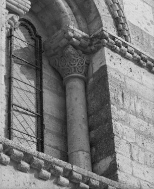 Romanische Kapitelle am Außenbau — Kapitell 25: Blütenornament in Kreisen