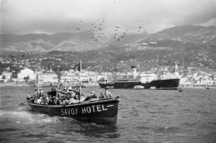 Reisefotos Madeira. Passagierschiff vor Funchal. Ansicht mit Passagieren auf einem Hotel-Motorboot beim Übersetzen