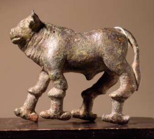 Klassische Statuette eines Stiers mit altertümlicher gepunkteter griechischer Inschrift: KABIRO / HIAROΣ