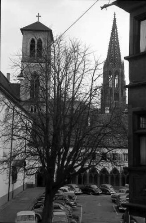 Freiburg: Blick vom Rathaus (Übergang) auf Platz mit Martinskirche und Münster