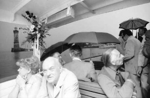 1979 Nobelpreisträgertagung Physik; Abendliche Bodenseefahrt: Gäste mit Regenschirmen