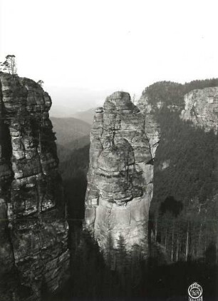Böhmische Schweiz (České Švýcarsko), Prebischtorgebiet (Pravčická brána). Großer Prebischkegel (Einser). Blick vom Massiv nach Westsüdwest zum Prebischtorgebiet