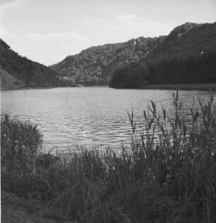 Mettlach, Saarschleife : Mettlach. Saarschleife. Rechts Ruine Montclair