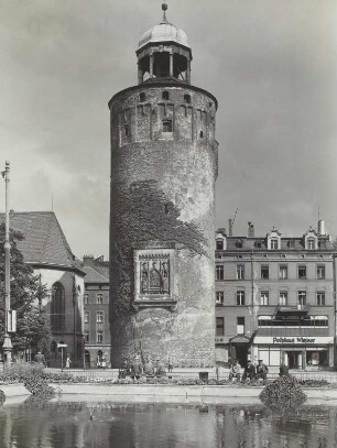 Dicker Turm mit Stadtwappen : Görlitz. Dicker Turm (1250). Ansicht mit Wappenrelief (1856 angebracht; B. Gauske)zw. Frauenturm mit Stadtwappen