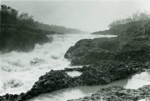 Wasserfall und Stromschnellen "Ferrador" des Rio Grande in der Nähe von Icém