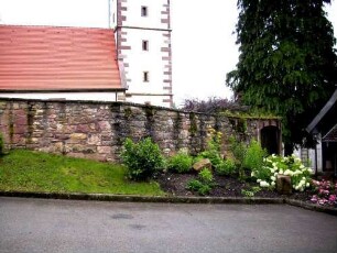 Ansicht von Norden mit Kirche über Kirchhofmauer
