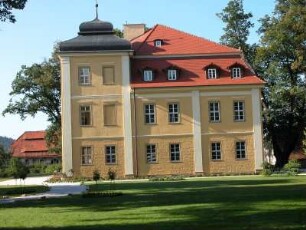 Schloss Lomnitz bei Jelina Gora, polnisch-deutsche Begegnungsstätte, aus einer Ruine 1999 wieder hergestellt