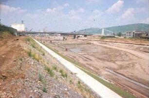 Otto-Hirsch-Brücken unterhalb der Staustufe Obertürkheim/Neckar