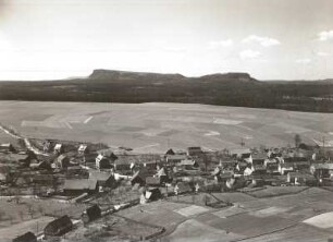 Schöna (Reinhardtsdorf-Schöna). Ortsteilansicht. Blick von der Kaiserkrone gegen Großen und Kleinen Zschirnstein