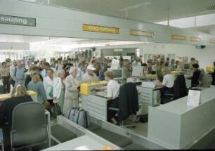 Dresden-Klotzsche, Flughafenstraße. Flughafen Dresden. Terminal 2. Check in-Schalter. Fluggäste beim Einchecken. Ansicht von der Mitarbeiterseite