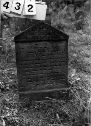 Grabstein 432 (Index: 100095348) Maße HxBxT: 68x42x10 cm Besonderheit: Kindergrab: Grabstein 432